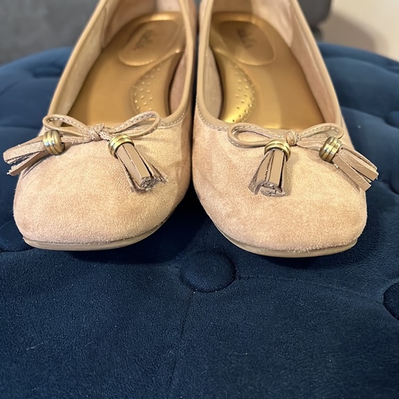 🎉Host Pick🎉 Abella Taupe Suede Jetta Wedge Heel. Tassel. 1.5 in. heel. Size 7. - Picture 2 of 8